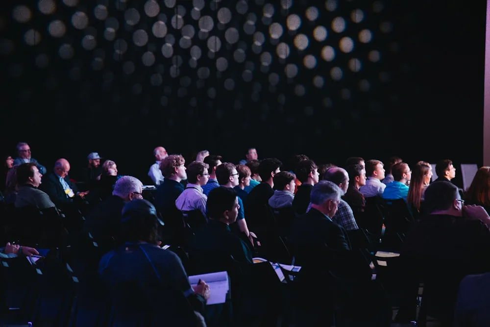 Public rassemblé dans une salle lors d'un événement