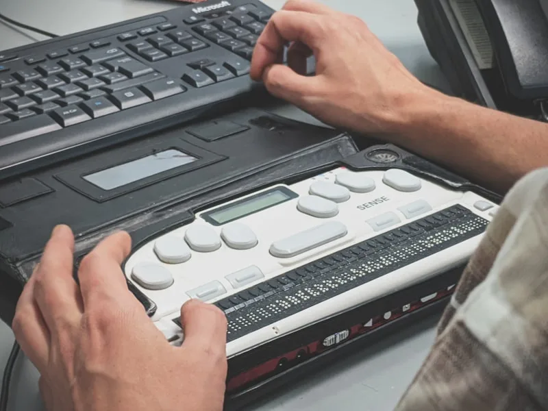 Personne utilisant une machine à écrire en braille