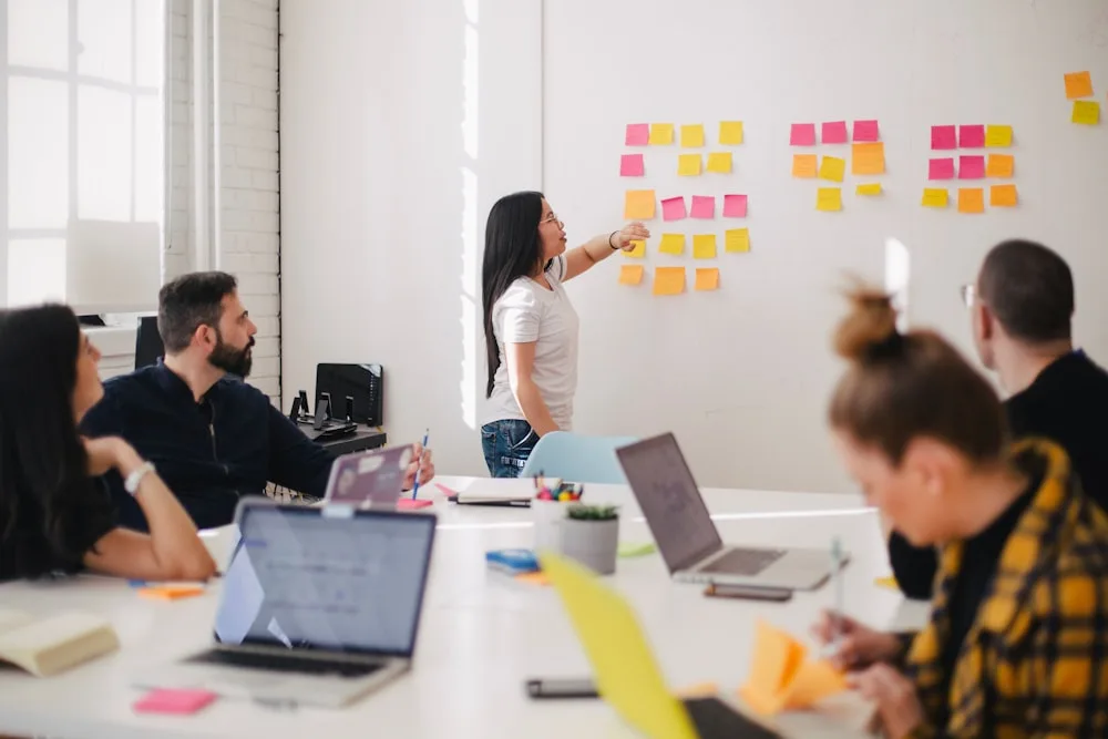 Groupe en atelier de formation autour d'une table de travail