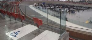 Photo des espaces réservés aux usagers en fauteuil roulant dans un Vélodrome